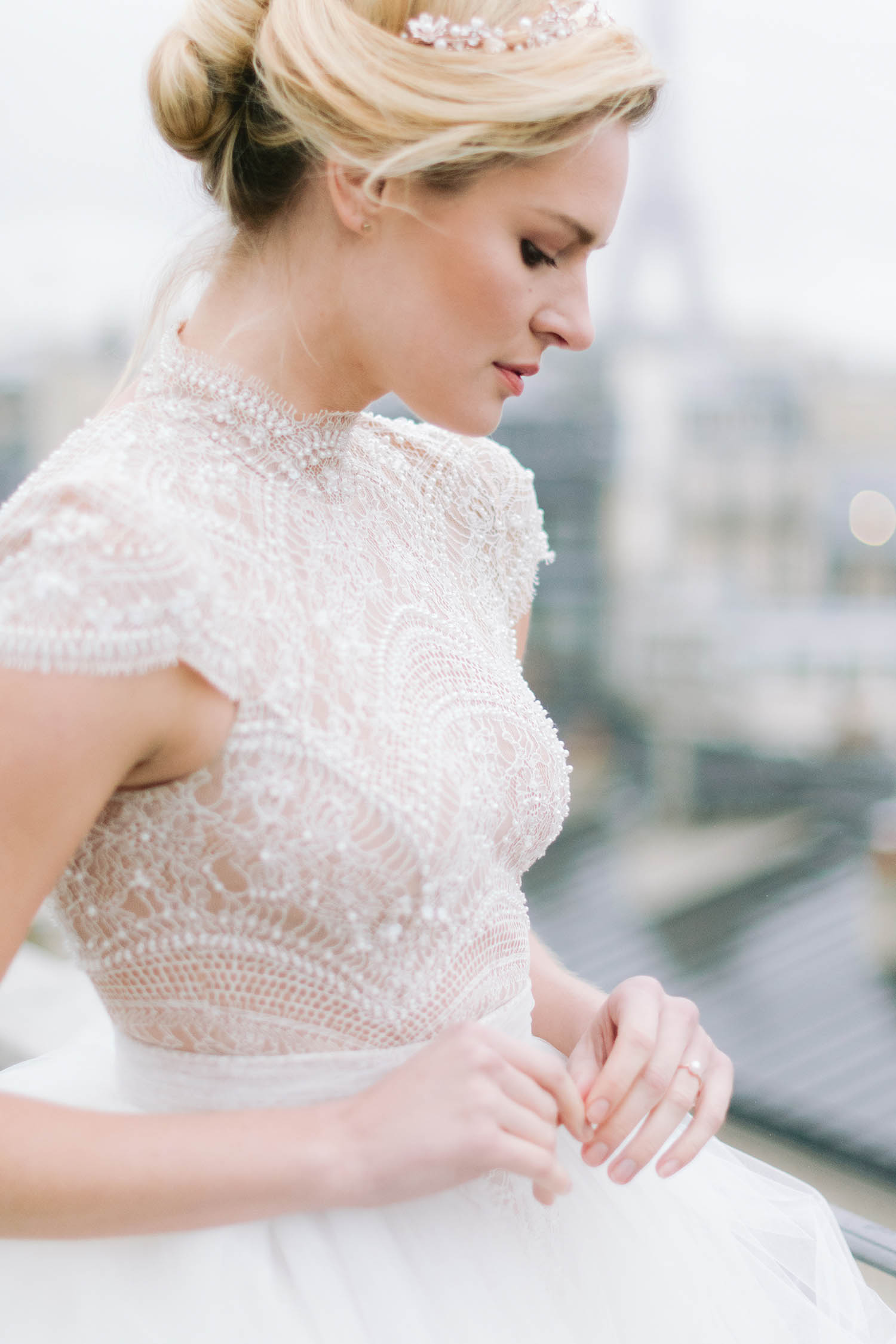 une mariée sur la terrasse de la suite de l hotel marignan champs éliysées